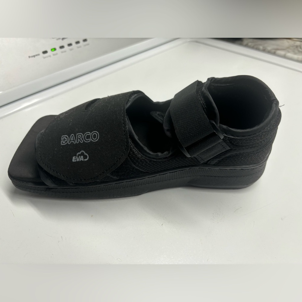 Adjustable medical walking shoe
